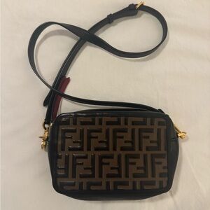 Fendi crossbody embossed symbol- brown/black